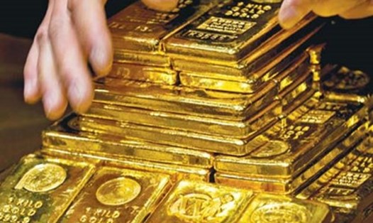 Giá bán ra vàng miếng SJC trong tuần qua giảm mạnh. Ảnh PV
